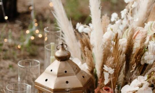 Jak harmonijnie połączyć bukiety ślubne z dekoracjami sali weselnej?