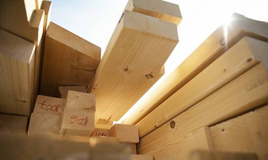 Drewno konstrukcyjne BSH a certyfikaty ekologiczne – co warto wiedzieć?