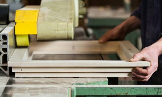 Proces montażu okien drewnianych przesuwnych – co warto wiedzieć