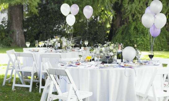 Jak zamknięty parking wpływa na komfort gości podczas komunii?