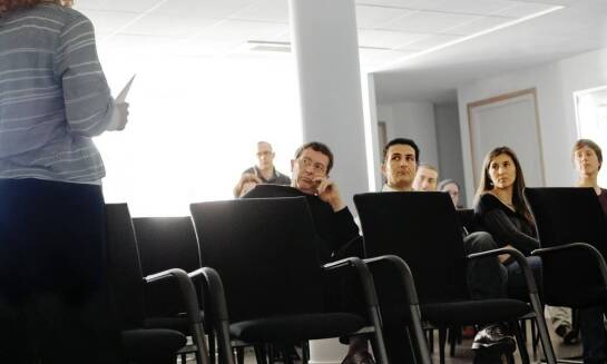 Jak szkolenia BHP we Wrocławiu przygotowują do pracy z urządzeniami transportu bliskiego?