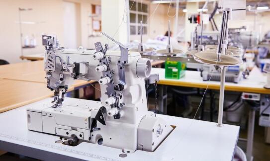 Maszyny do szwalni: jak zdalne monitorowanie wpływa na ich niezawodność