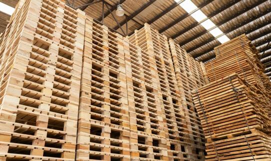 Innowacyjne rozwiązania w produkcji palet drewnianych na zamówienie