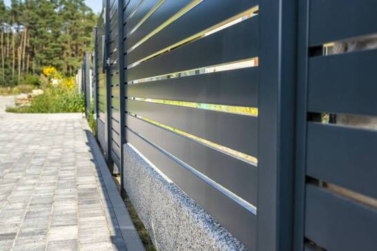 Ogrodzenia panelowe – jak zwiększają bezpieczeństwo przestrzeni komercyjnych?