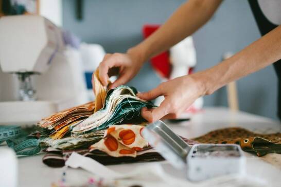 Personalizacja czapek z nadrukiem – jak wybrać odpowiedni styl i wzór?