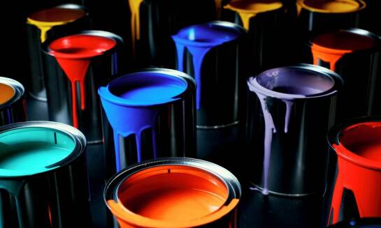 Jakie są różnice między farbami akrylowymi a innymi rodzajami farb modelarskich?