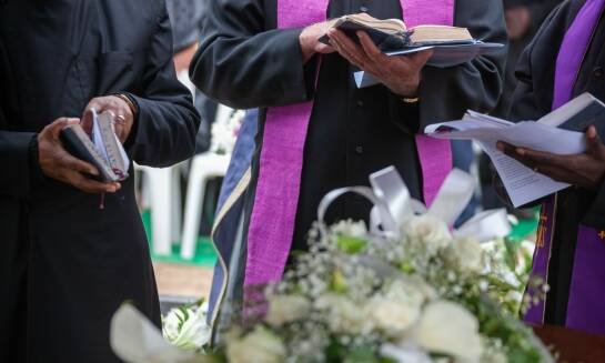 Rola doradztwa profesjonalnego podczas organizacji ceremonii pogrzebowej