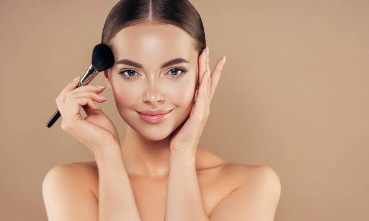 Jak pielęgnować cerę przed wykonaniem makijażu wieczorowego?