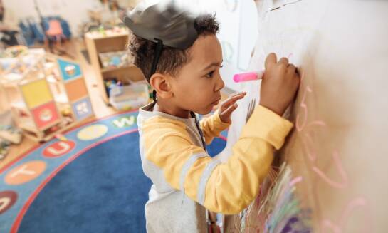 Jak pedagogika Montessori wpływa na codzienną edukację dzieci w przedszkolu?