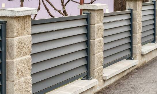 Jakie cechy powinno mieć idealne ogrodzenie dla domu jednorodzinnego?