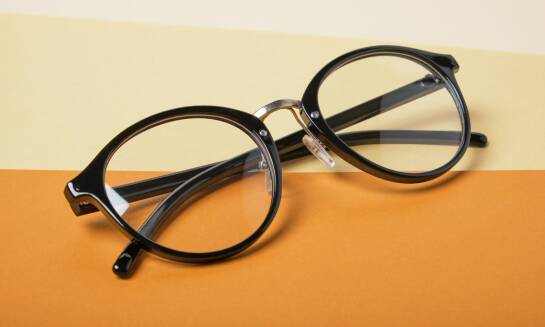 Dlaczego warto inwestować w szkła korekcyjne z powłoką antyrefleksyjną?