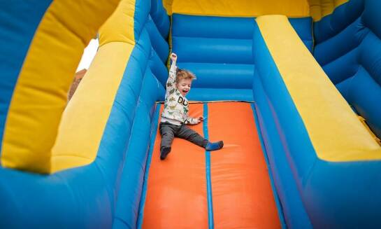 Jakie korzyści przynoszą dmuchańce podczas organizacji dużych wydarzeń?