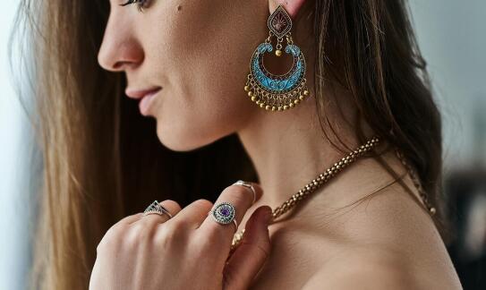 Sztuka łączenia włoskich zawieszek z innymi elementami biżuterii