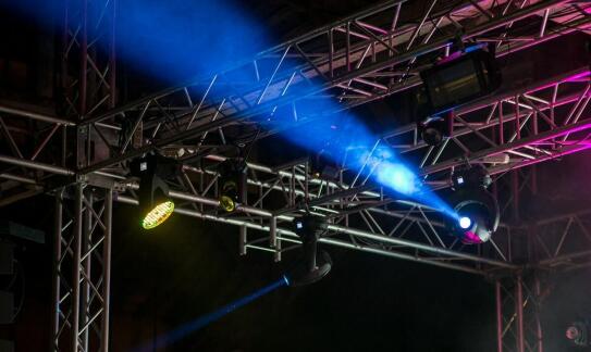 Jak taśma gaffa wspiera techników scenicznych podczas wydarzeń na żywo