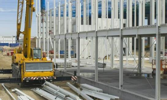 Wynajem dźwigów a rozwój lokalnych inwestycji budowlanych