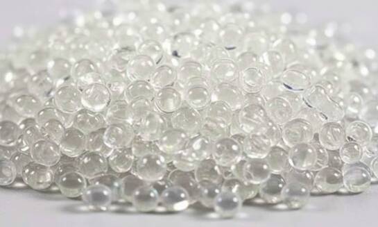 Szkiełkowanie stali – precyzyjna obróbka powierzchni z mikrokulkami szklanymi