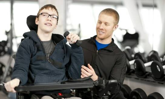 Jak indywidualne lekcje pływania mogą wspierać osoby z niepełnosprawnościami?