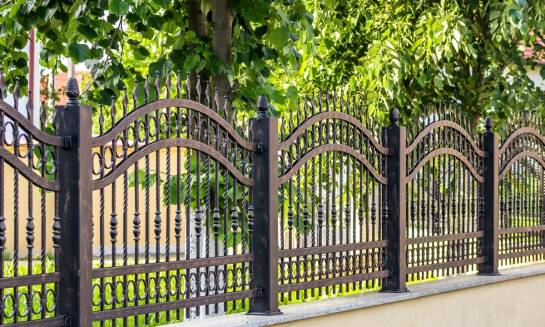 Jakie technologie są wykorzystywane w produkcji ogrodzeń palisadowych na zamówienie?