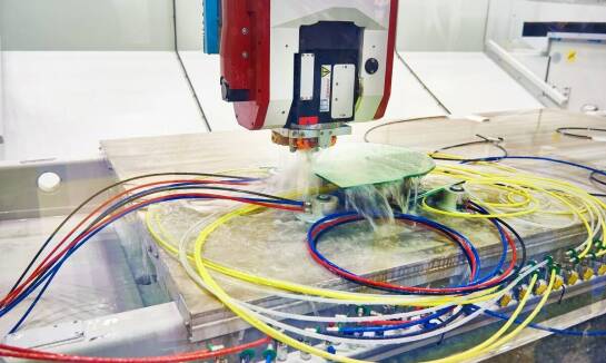 Jak centra CNC usprawniają proces obróbki płyt kompozytowych?