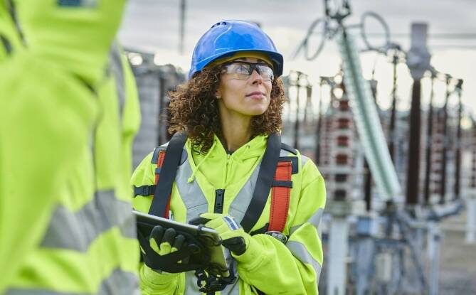 Dlaczego warto wybierać odzież ochronną dostosowaną do specyficznych zagrożeń zawodowych?