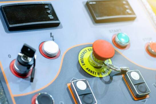 Jakie czynniki wpływają na ocenę zagrożenia wybuchem w zakładach przemysłowych?