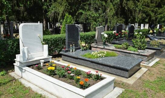 Personalizacja grobowców marmurowych – unikalne projekty dla bliskich