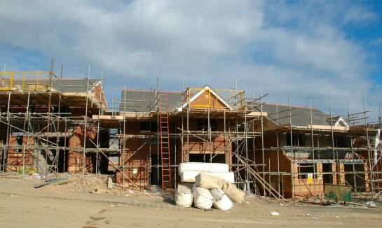 Optymalizacja kosztów budowy domów bliźniaczych: praktyczne wskazówki