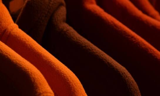 Jak dbać o bluzę medyczną męską, aby zachowała swoje właściwości ochronne?