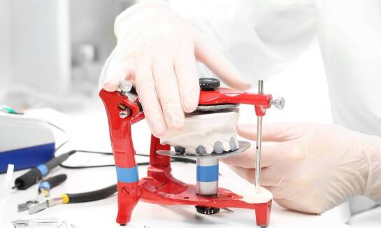 Jak przygotować się do założenia protez natychmiastowych?