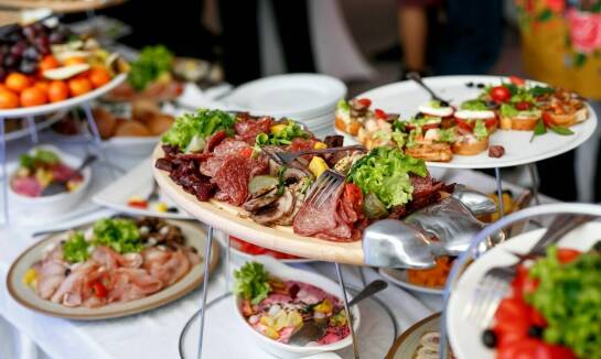 Różnorodność menu w cateringu na szkolenia biznesowe