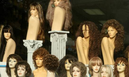 Jakie materiały są używane do produkcji krótkich peruk naturalnych?