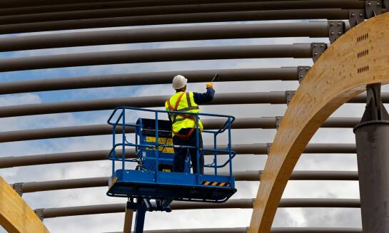 Malowanie konstrukcji stalowych a normy bezpieczeństwa – jak się do nich dostosować?