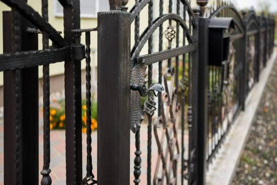 Jakie czynniki wpływają na trwałość napędów do bram?