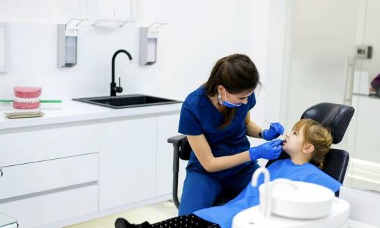 Jakie są najnowsze metody leczenia próchnicy stosowane przez dentystów dziecięcych?