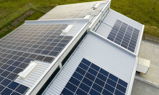 Jak zastosowanie kolektorów słonecznych wpływa na koszty utrzymania budynku?