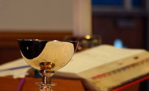 Jak dobrać odpowiednią patenę komunijną do wystroju kościoła?