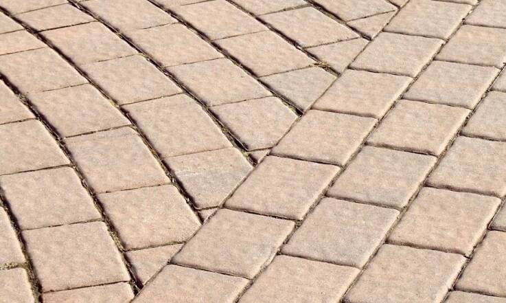 Wpływ mycia kostki brukowej na jej odporność na uszkodzenia mechaniczne