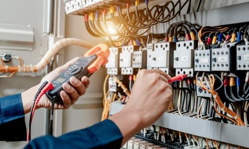 Proces modernizacji instalacji elektrycznych w budynkach – na co zwrócić uwagę?