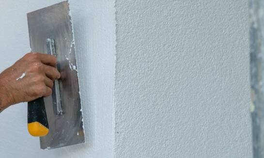 Rola specjalistycznych narzędzi w procesie kładzenia gładzi