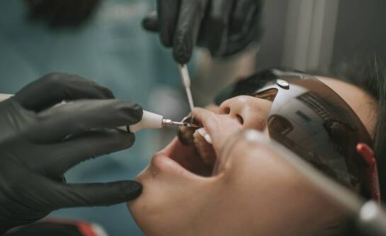 Piaskowanie zębów – jakie korzyści przynosi ten zabieg?