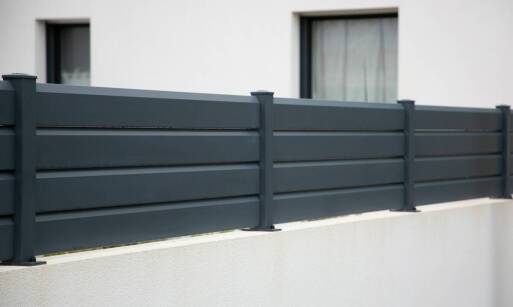 Dlaczego panele ogrodzeniowe grafitowe są odporne na trudne warunki atmosferyczne?