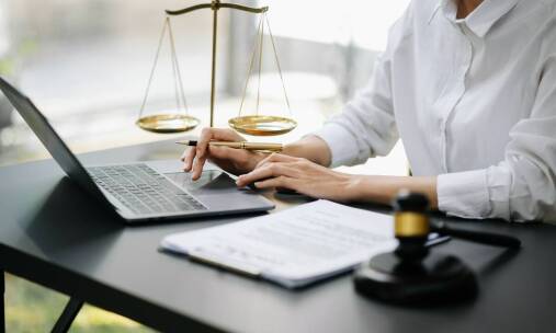 Znaczenie obsługi prawnej w sporządzaniu umów handlowych