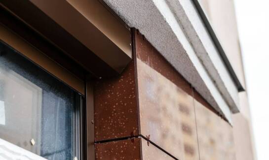 Zalety parapetów stalowych w kontekście odporności na warunki atmosferyczne