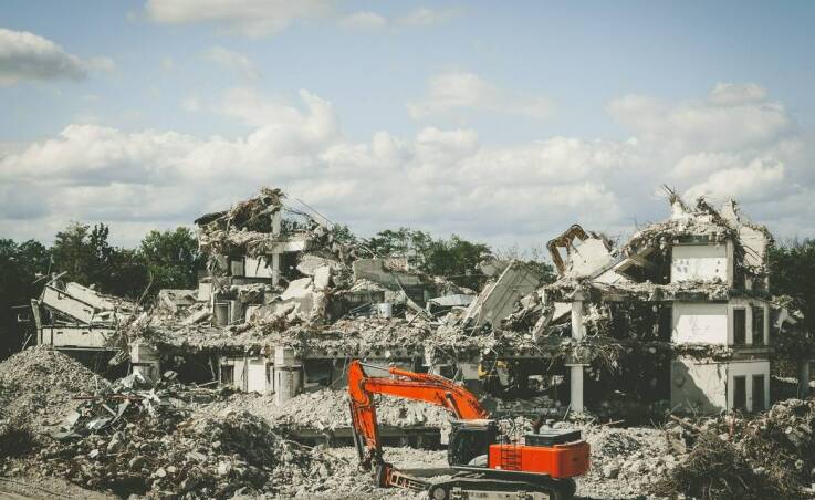 Rola operatorów maszyn w procesie rozbiórki hal