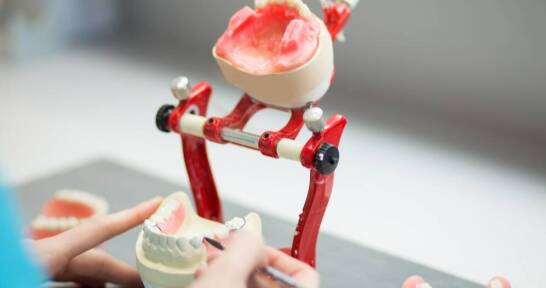 Protetyk Rzeszów: Jak szybko można naprawić uszkodzoną protezę?