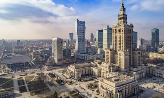 Transfer lotnisko-hotel w Warszawie – jakie opcje transportu są dostępne?