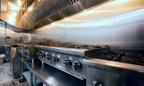 Jakie są najlepsze praktyki w zarządzaniu eksploatacją okapów przemysłowych?