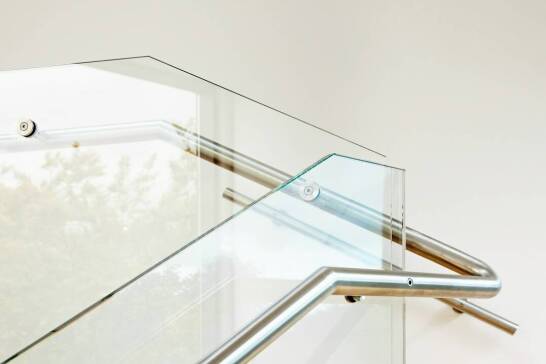 Zalety wyboru balustrad szklanych na wymiar dla domowych przestrzeni