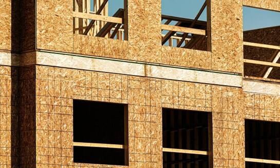 Płyty OSB w poszyciach dachowych – co warto wiedzieć?