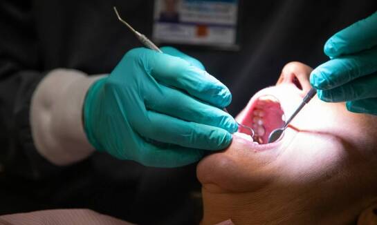 Co oferuje dentysta w zakresie leczenia chorób przyzębia?